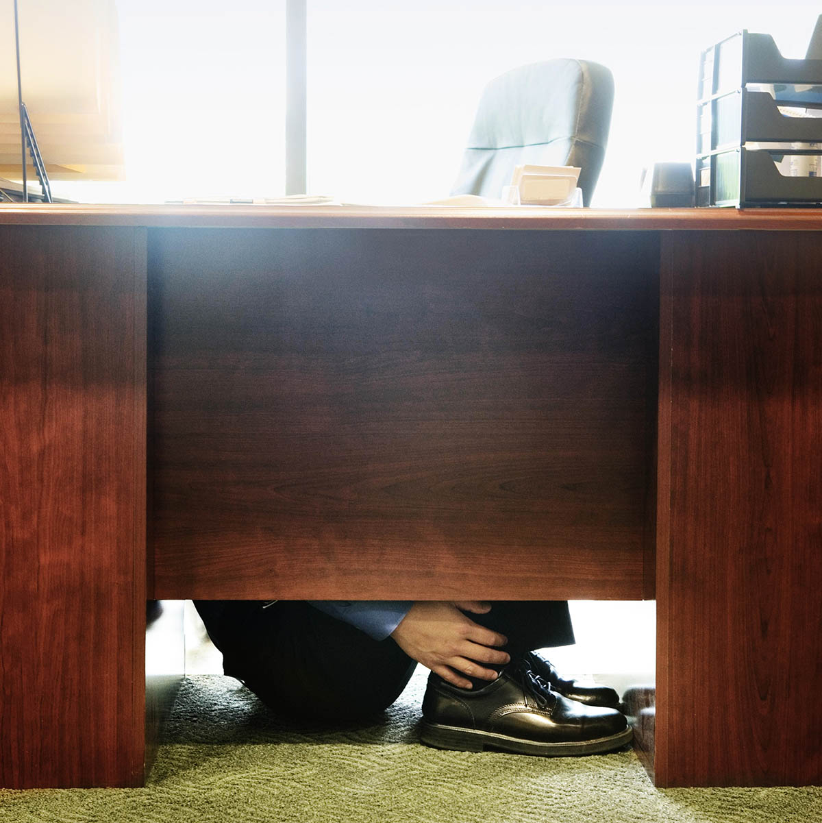 Под столом в офисе