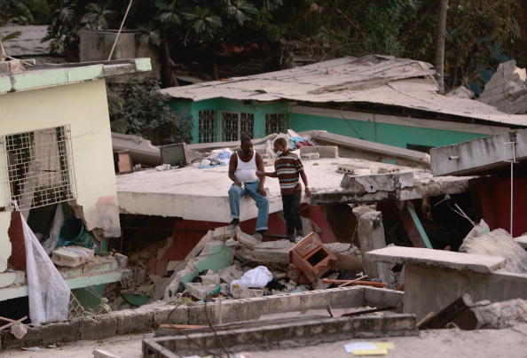 An image of survivors and the rubble in Port au Prince, Haiti, days after the January 12, 2010, earthquake. Photo credit: Chris Hondros/Getty Images.